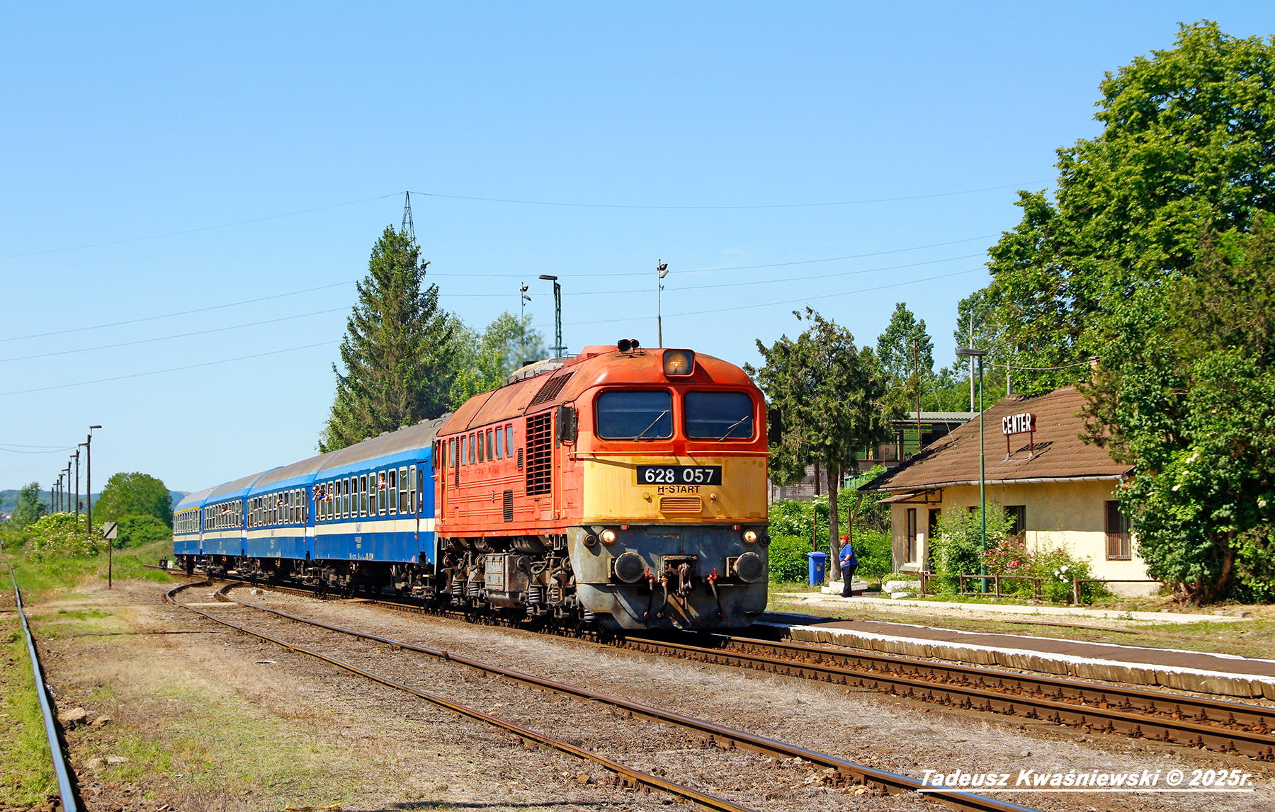 628 057