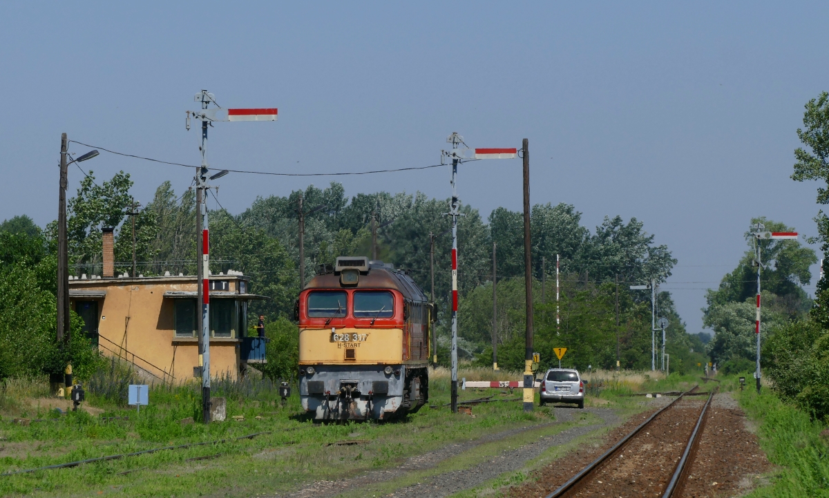 628 317