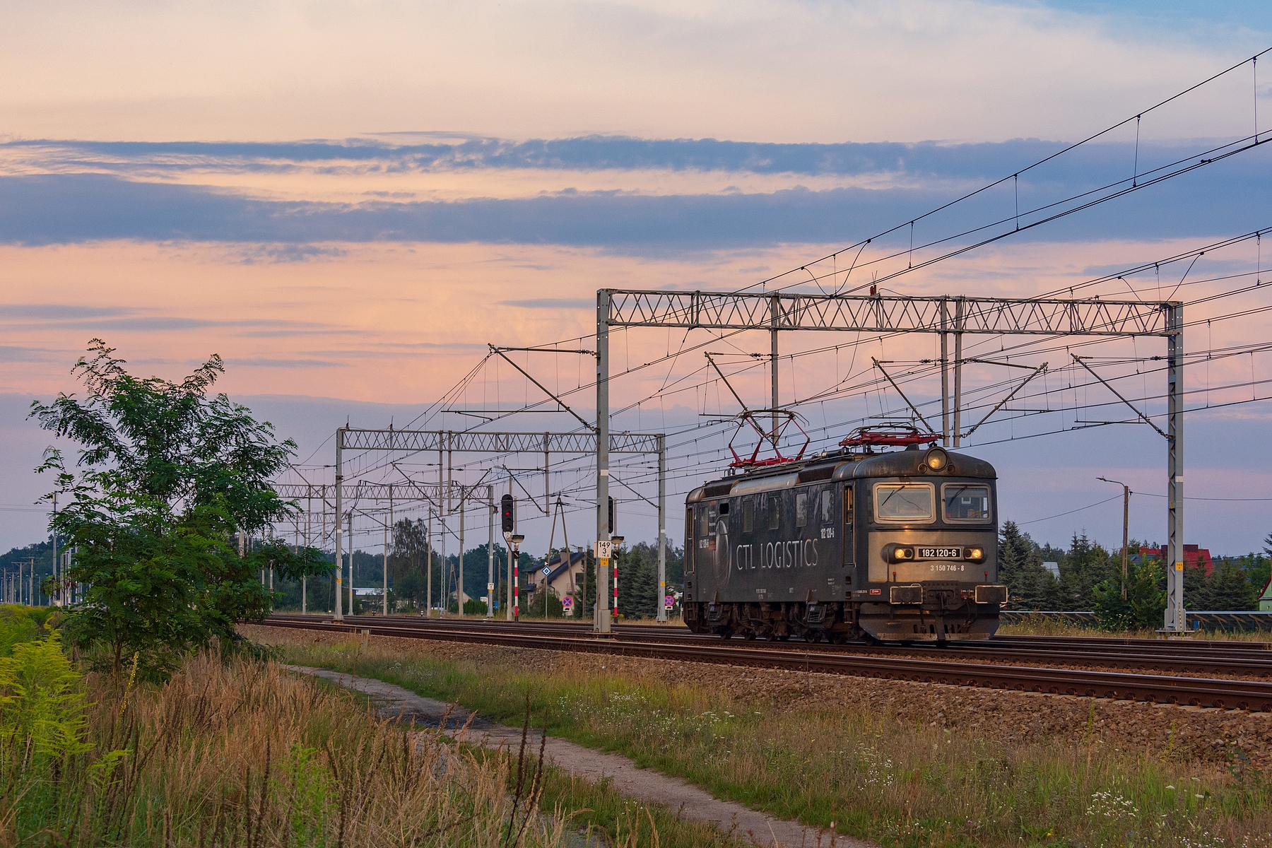 brunet wieczorową porą