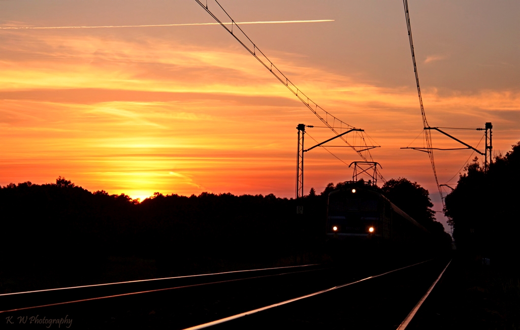 Idealne połączenie. Pociąg, samolot i zachód słońca.