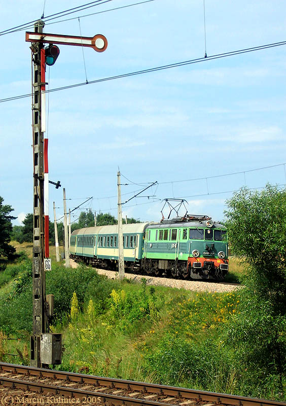 17.07.2005. EU07-307 z "Włóczęgą"