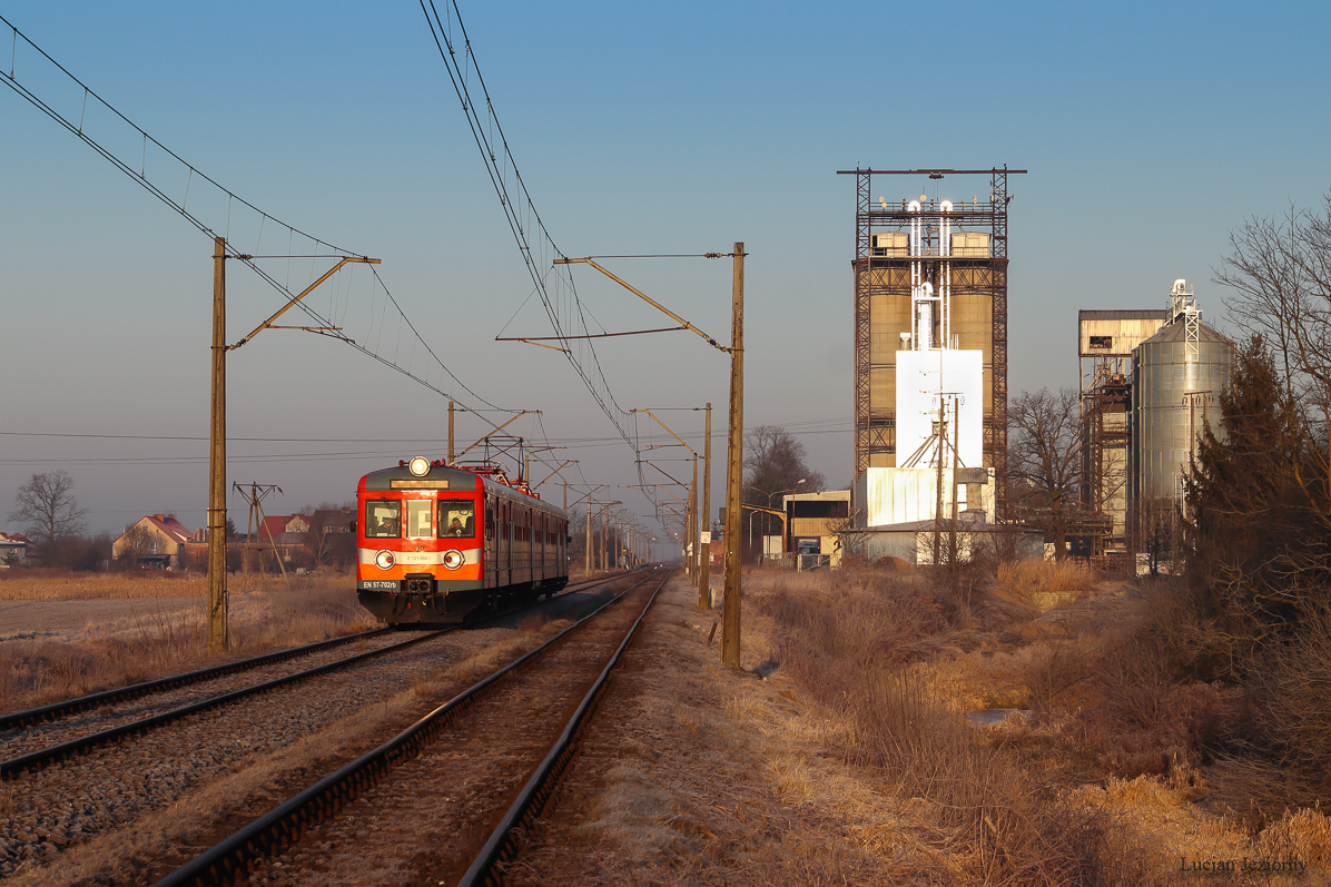 EN57-702