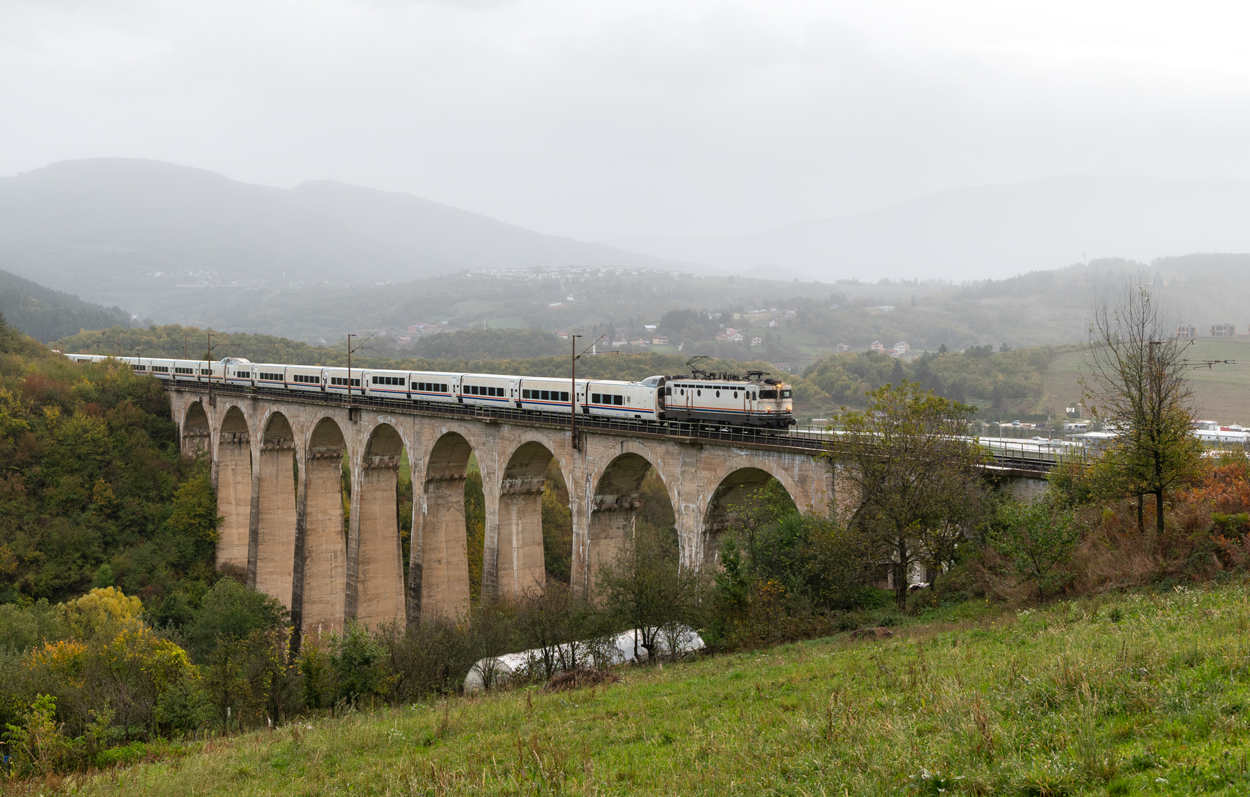 Poranny deszcz przykrywa góry.