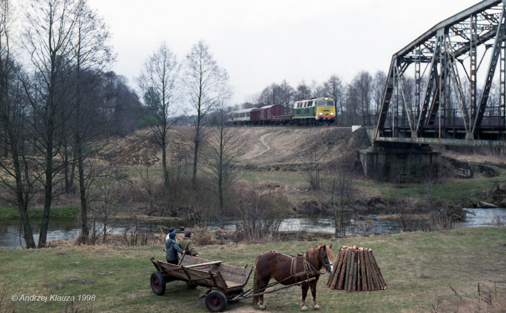 Ognisko przy moście na rzece Brok
