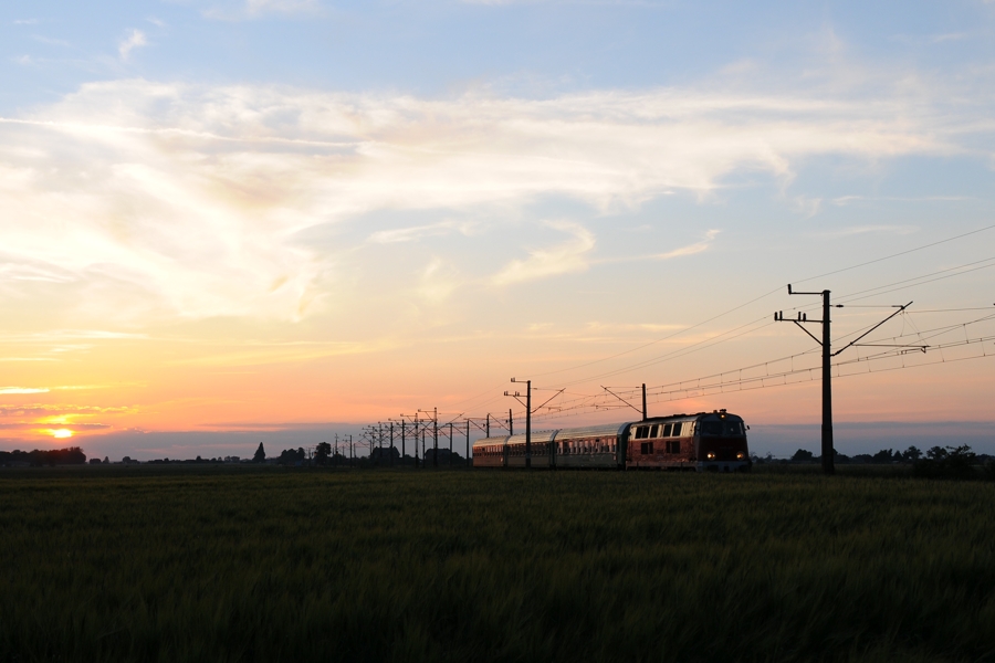 "Wóz nurza się w zieloność(...)"