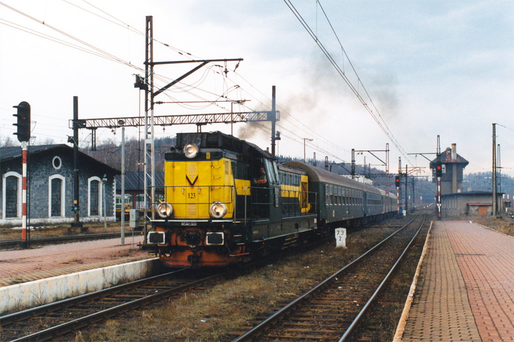 Międzynarodowy z Pragi wjeżdża na stację Wałbrzych Główny