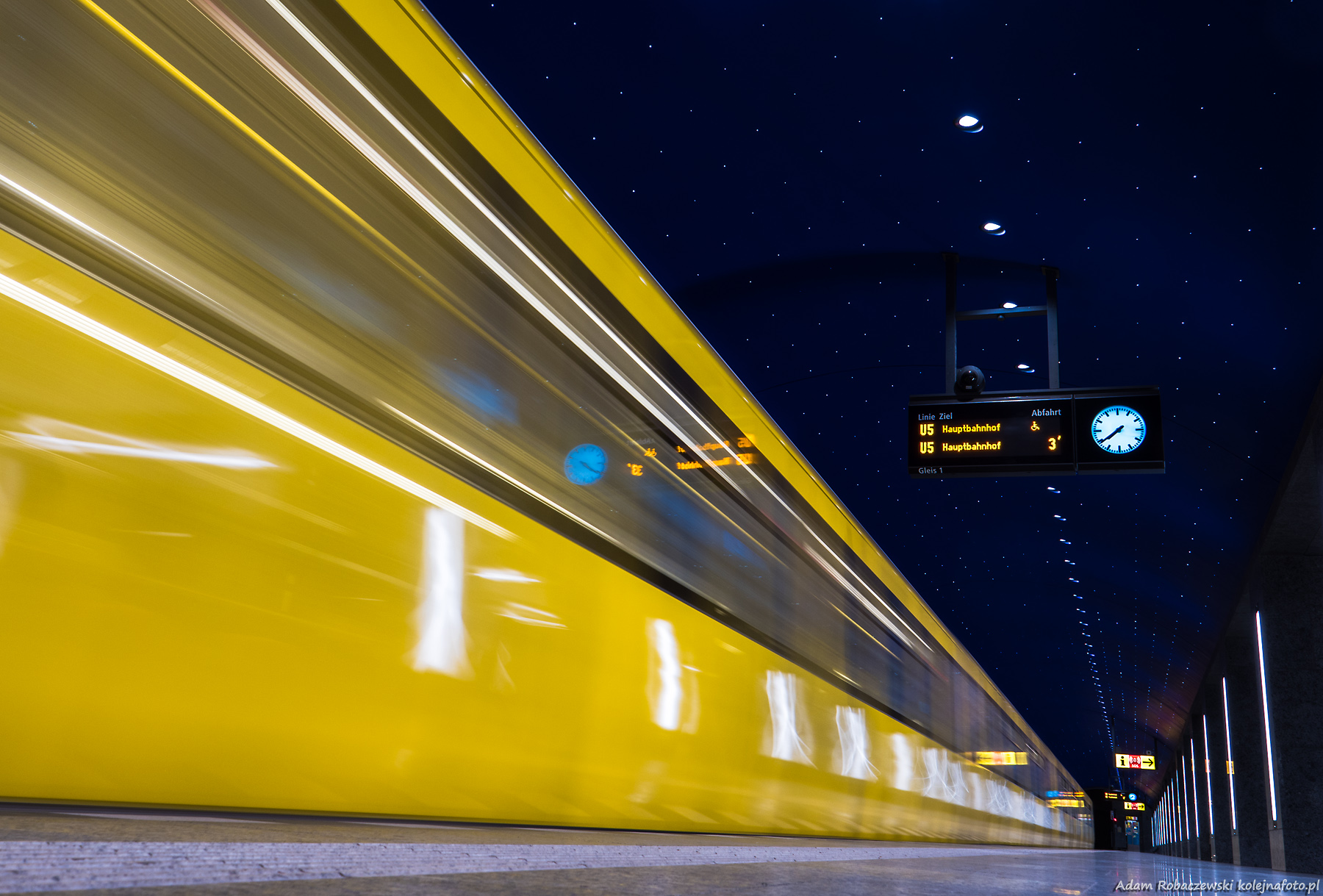 Pod rozgwieżdżonym niebem na Wyspie Muzeów