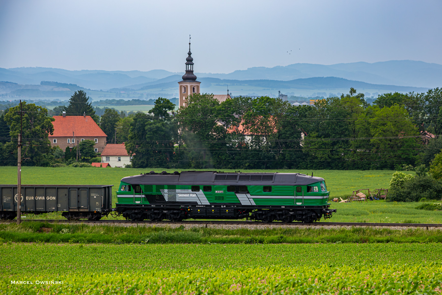BR232 537-1 i kościół w Starczowie