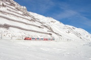 Glacier Express w zimowej scenerii