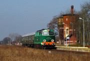 SU45-089 pośród wież wodnych
